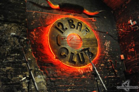 Das 12 Bar Club Logo auf der Bühne